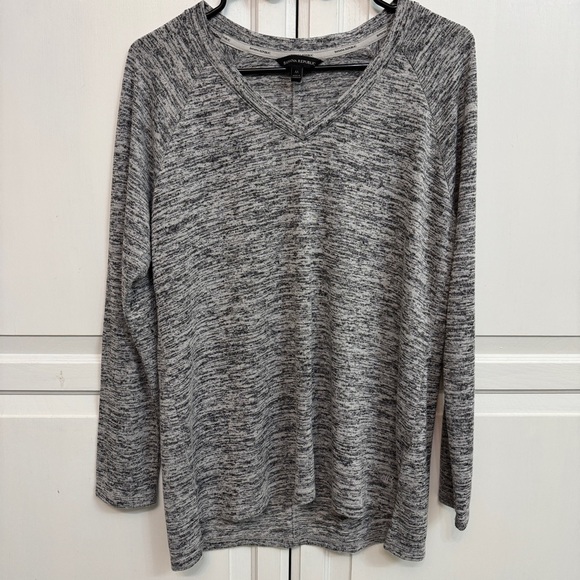 Banana Republic Sweaters - Banana Republic Heathered Gray V-Neck Top size M.